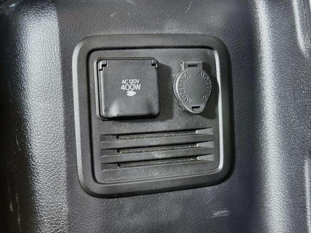 Certified Used 2024 CLASSIC SILVER METALLIC Toyota  image 39