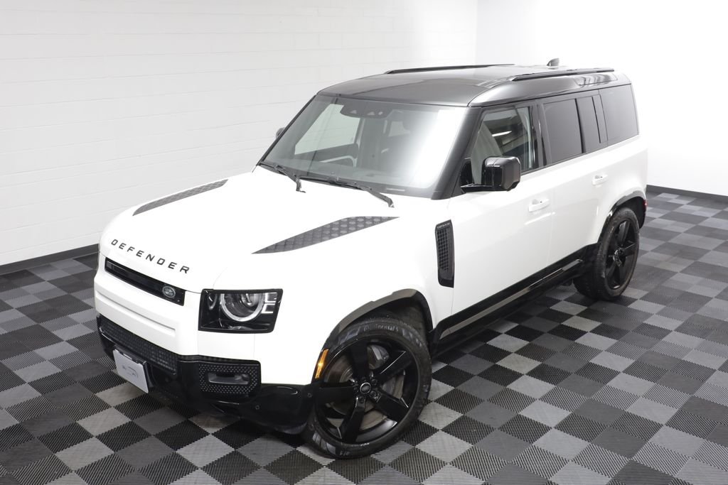 Used 2025 White Land Rover X-Dynamic SE image 2