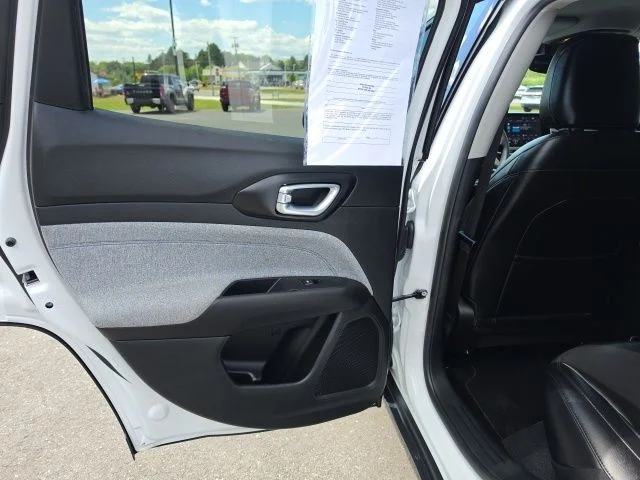 Used 2022 White Jeep Latitude image 15