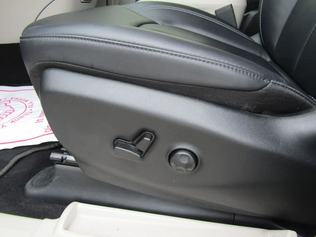 Used 2024 Silver Chrysler Touring L image 7