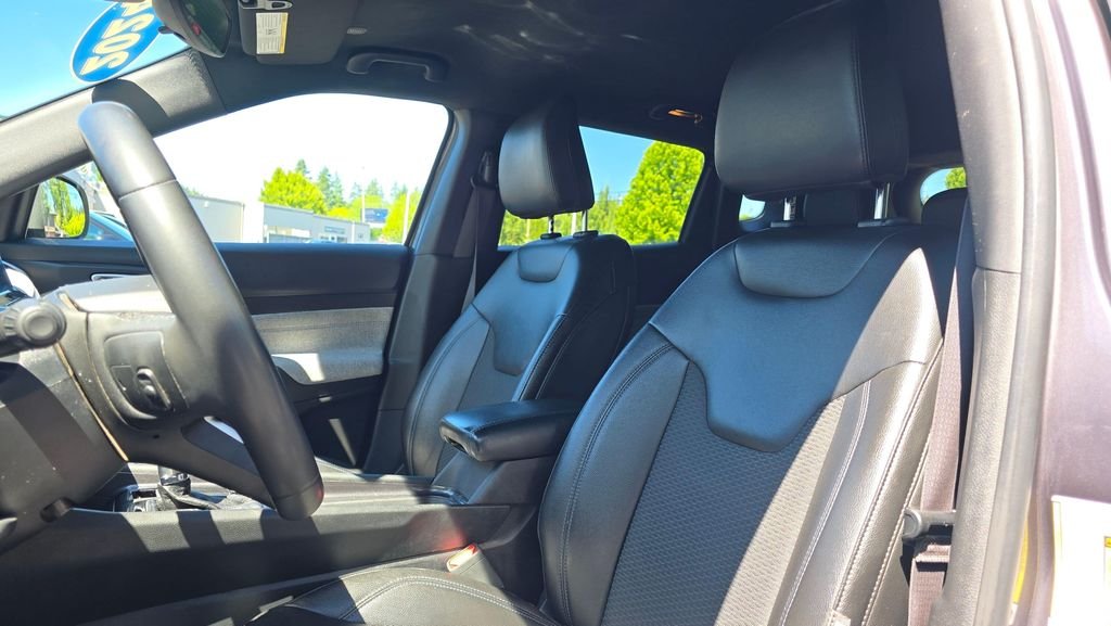 Used 2024 Baltic Gray Metallic Clearcoat Jeep Latitude image 22