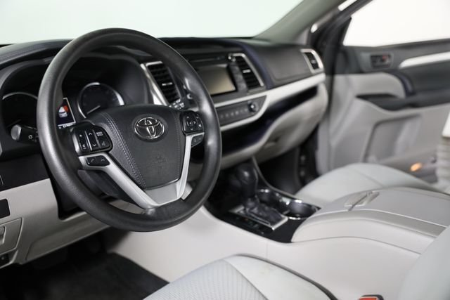 2019 Toyota Highlander LE - Photo 13