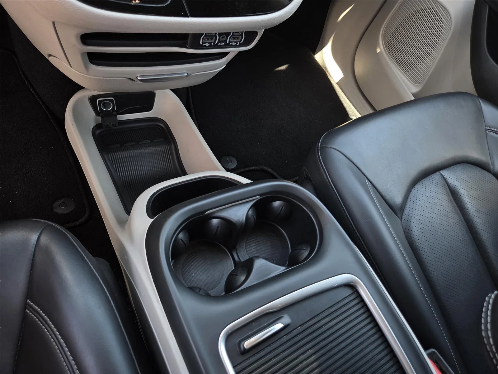 Used 2023 Brilliant Black Crystal Pearlcoat Chrysler Touring L image 13
