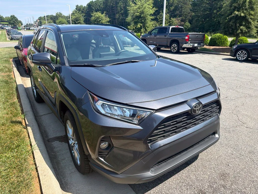 Used 2019 Gray Toyota XLE Premium image 5