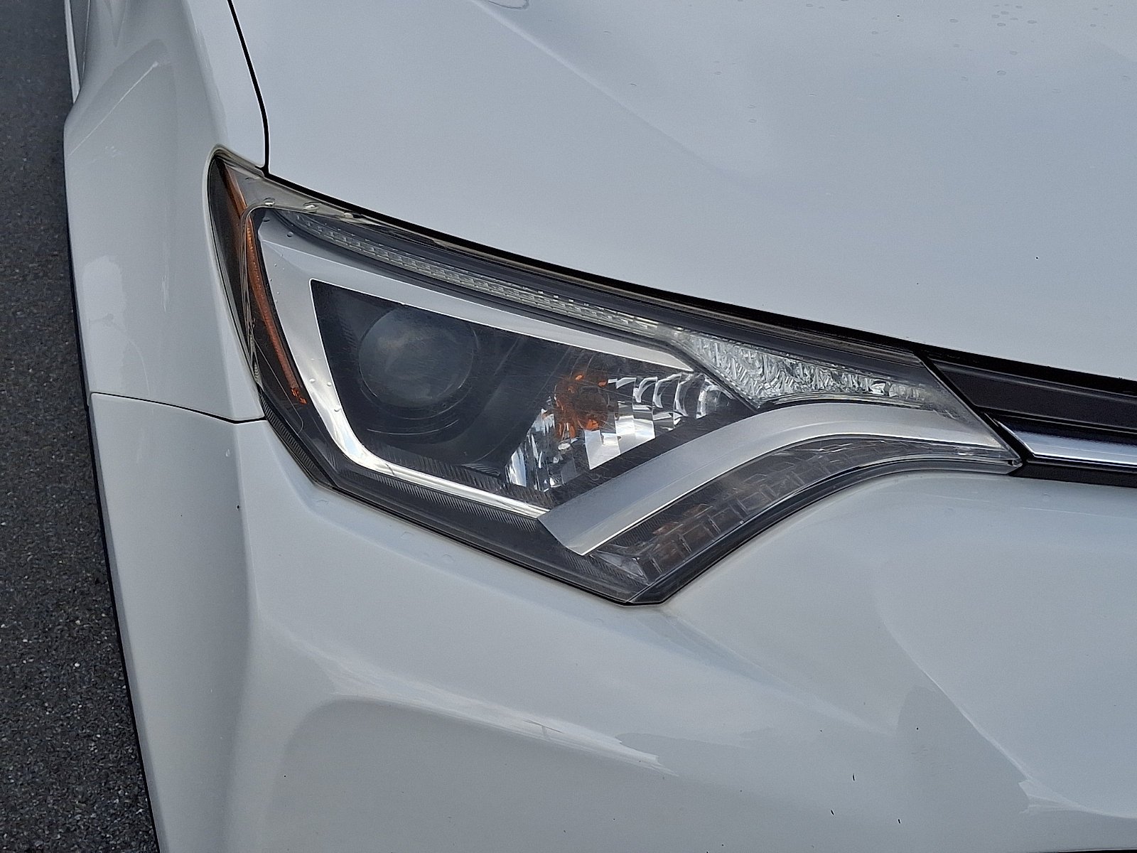 Used 2018 Super White Toyota XLE image 10