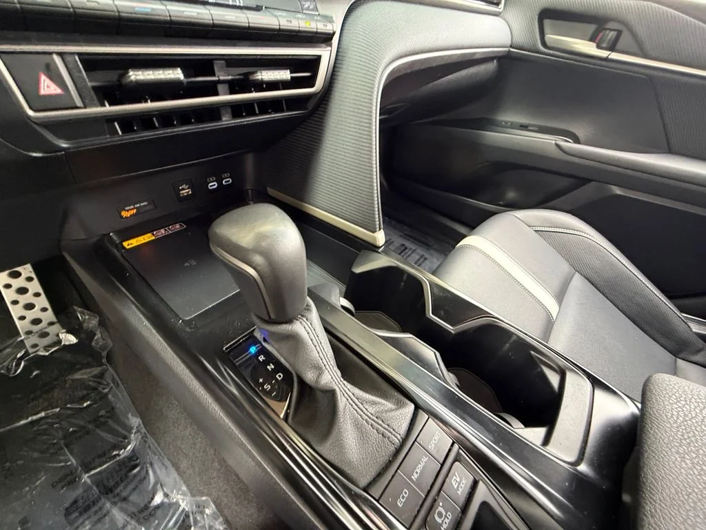 2025 Toyota Camry SE - Photo 22