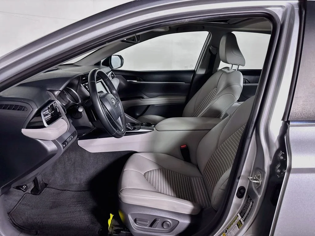 Used 2018 Silver Toyota SE image 11
