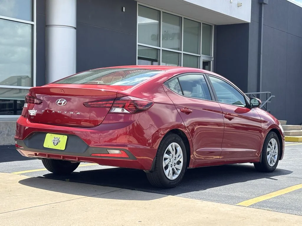 Used 2020 Red Hyundai SE image 5