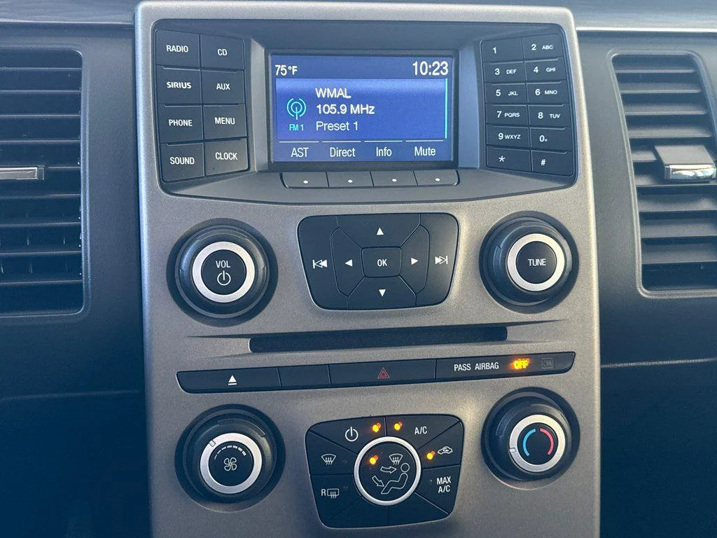 Used 2019 Blue Metallic Ford SE FWD image 16