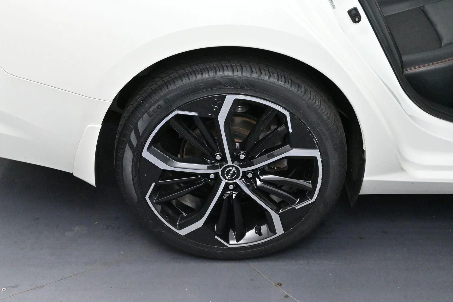Used 2023 Pearl White Tricoat Nissan 2.5 SR image 32
