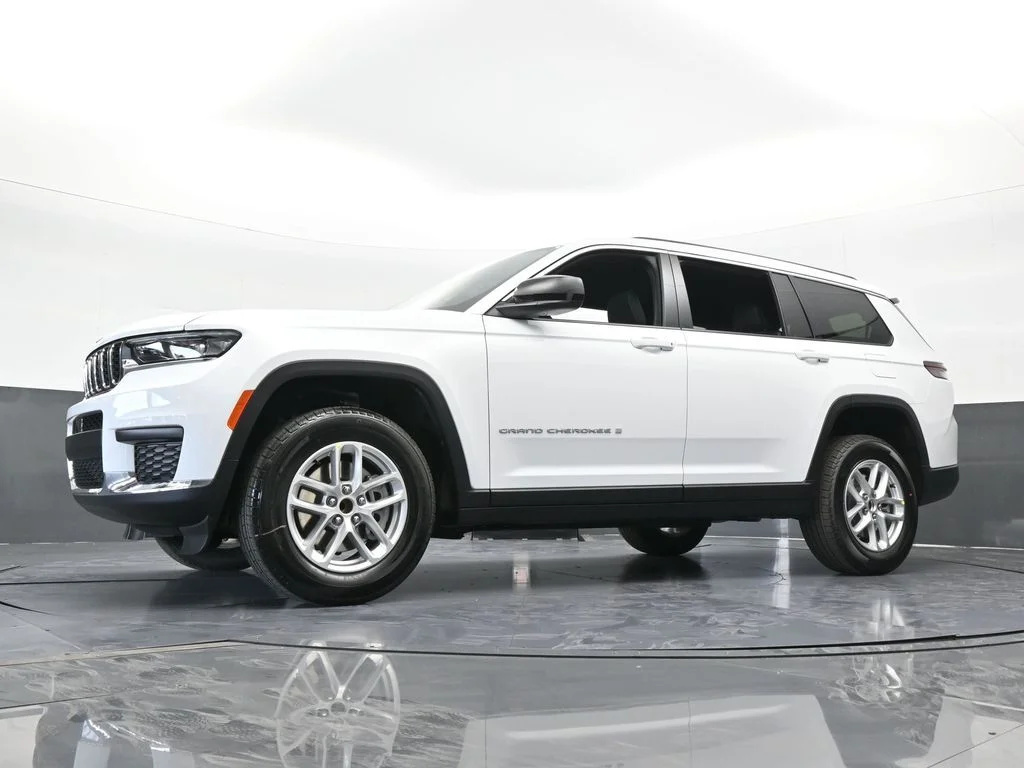 New 2026 Bright White Clear-Coat Exterior Paint Jeep Laredo image 52