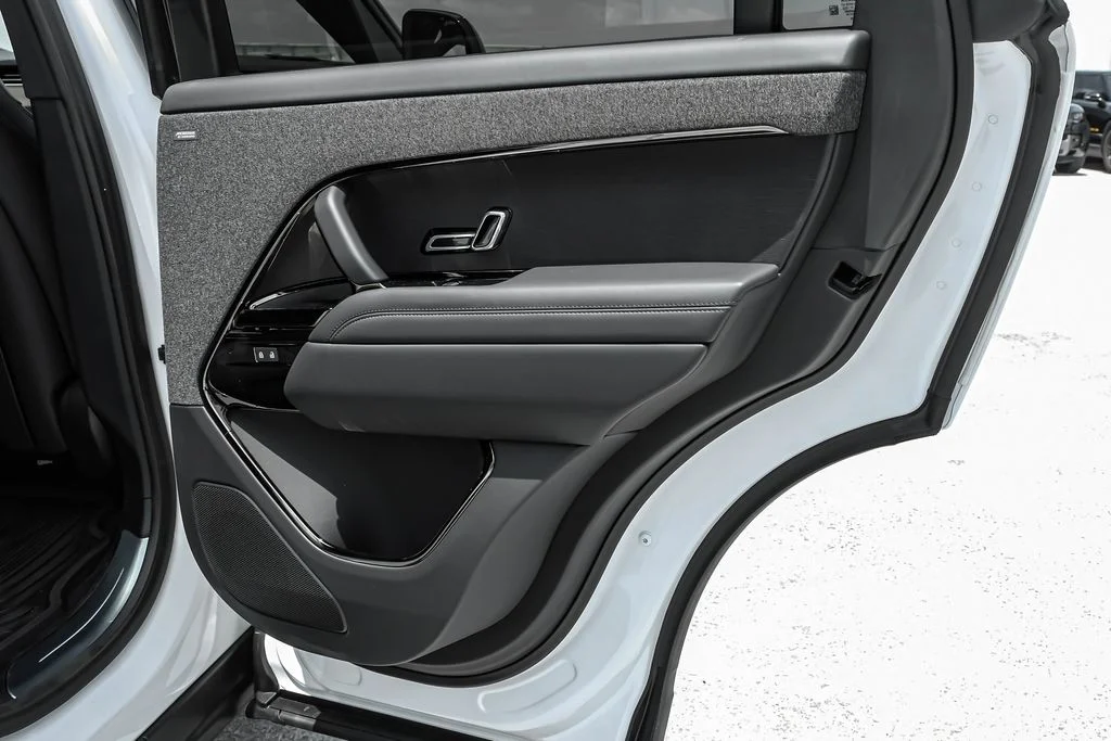 New 2026 Fuji White Land Rover Dynamic SE image 36
