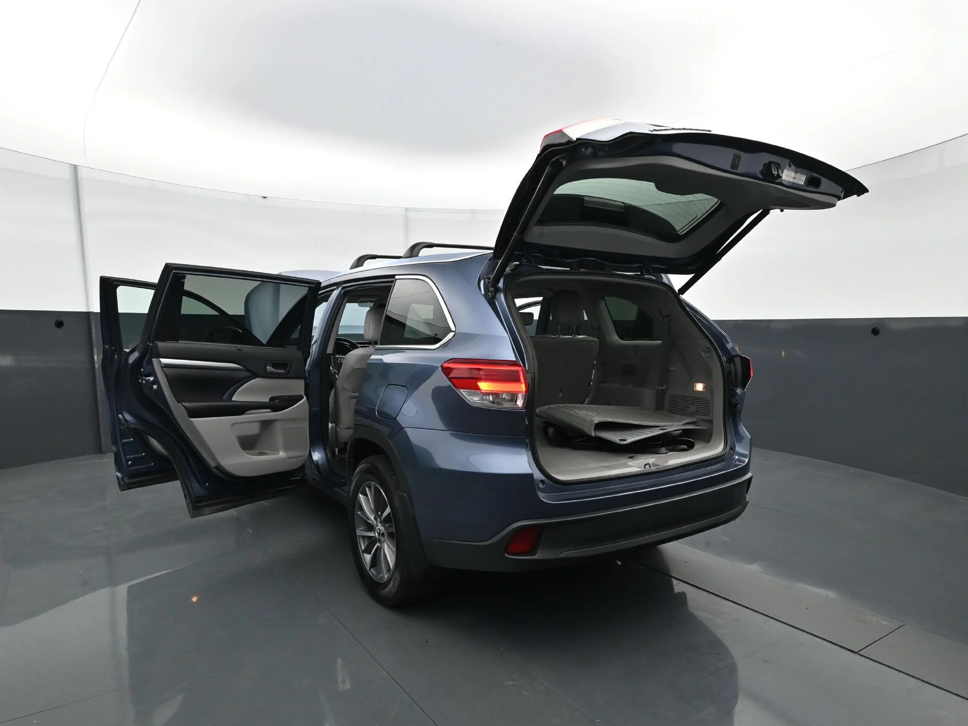 Used 2019  Toyota SE image 33