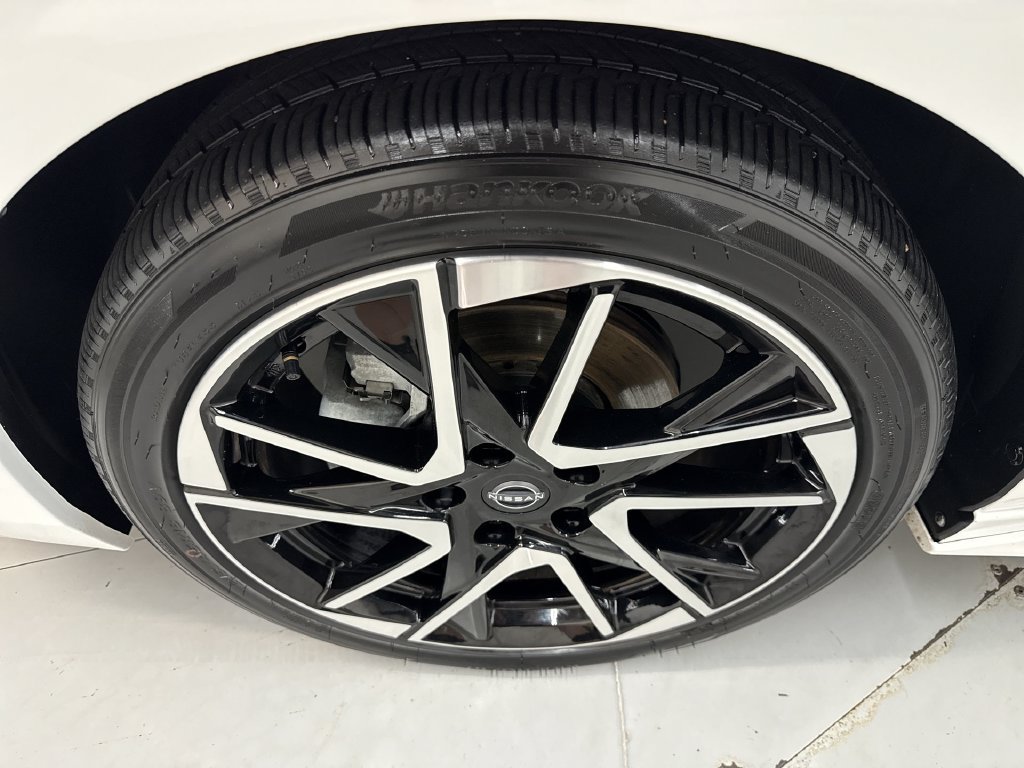 Used 2025 Aspen White Nissan SR image 30