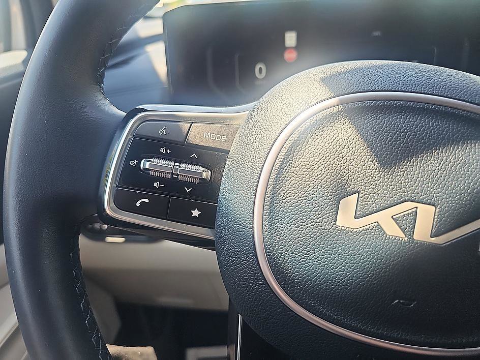 Used 2025 Snow White Pearl Kia SX image 22