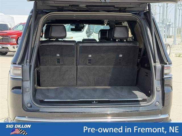 Used 2023 Diamond Black Crystal Pearlcoat Jeep Series III image 5