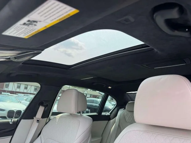 Used 2019 White BMW 750i xDrive image 27