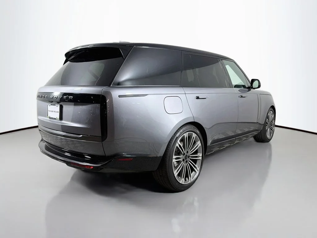 New 2026 Eiger Grey Land Rover SE image 5