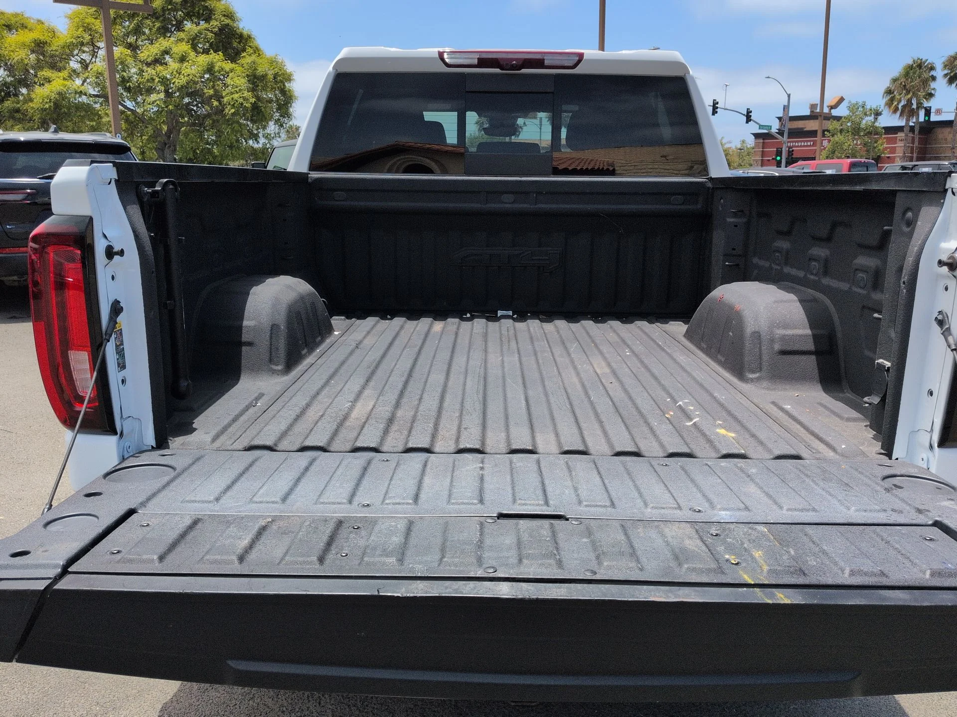 Used 2024 White GMC AT4 image 27