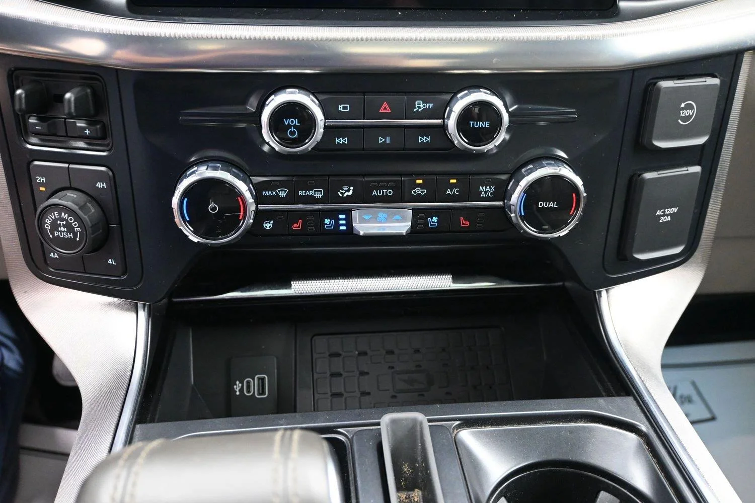 Used 2025 Agate Black Ford Platinum image 36