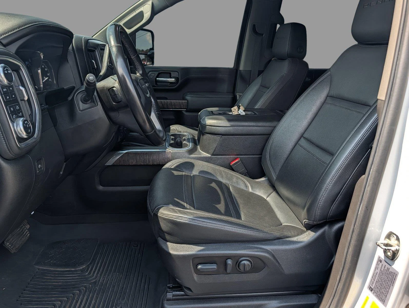 Used 2022 White Frost Tricoat GMC Denali image 11