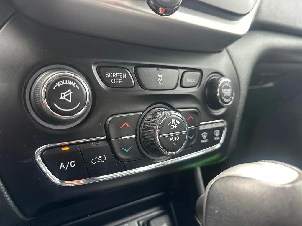 Used 2018 White Jeep Trailhawk image 17