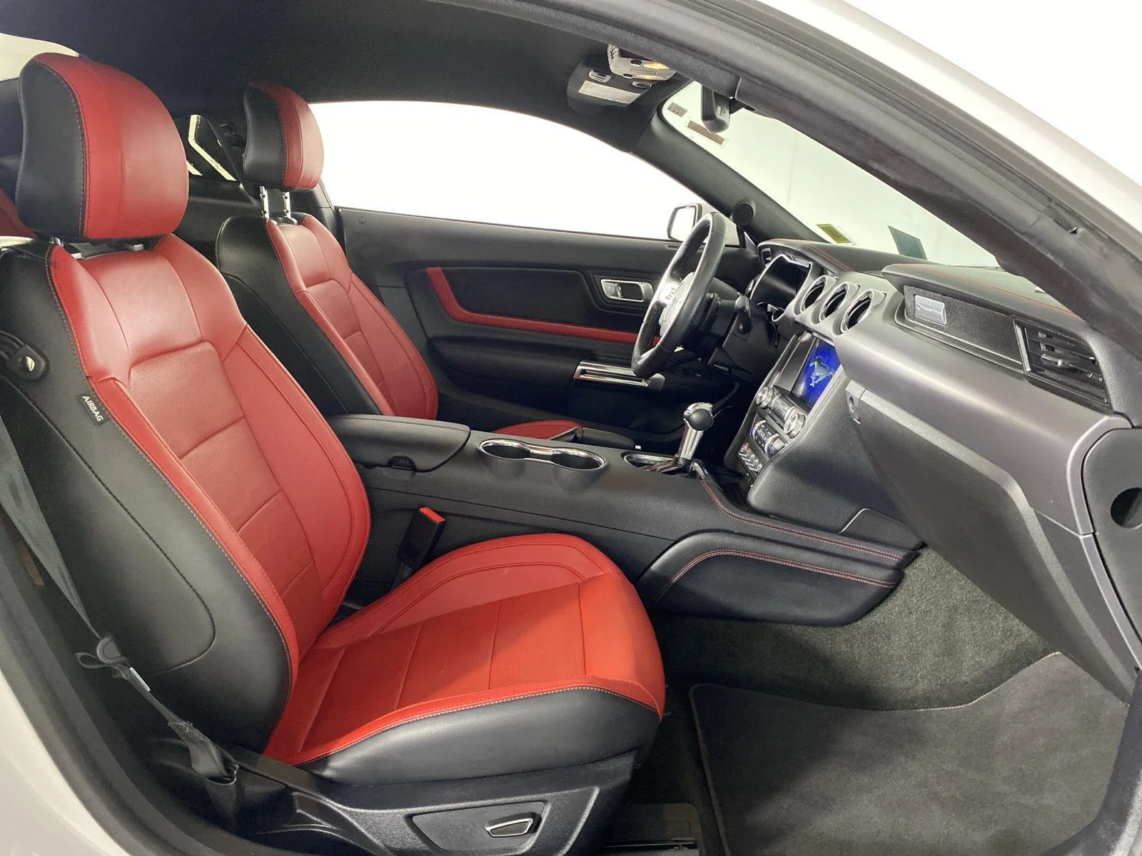 Used 2018 Oxford White Ford GT Premium image 26
