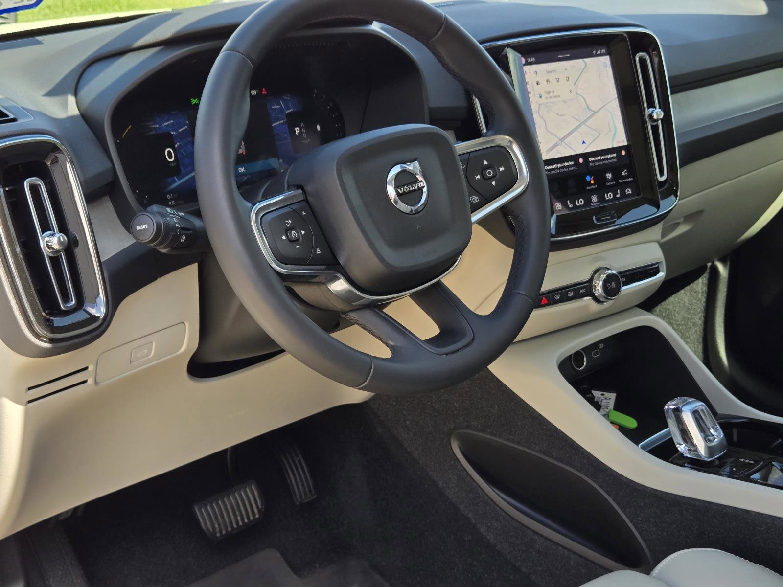 Used 2023 Crystal White Volvo Ultimate Bright Theme image 28