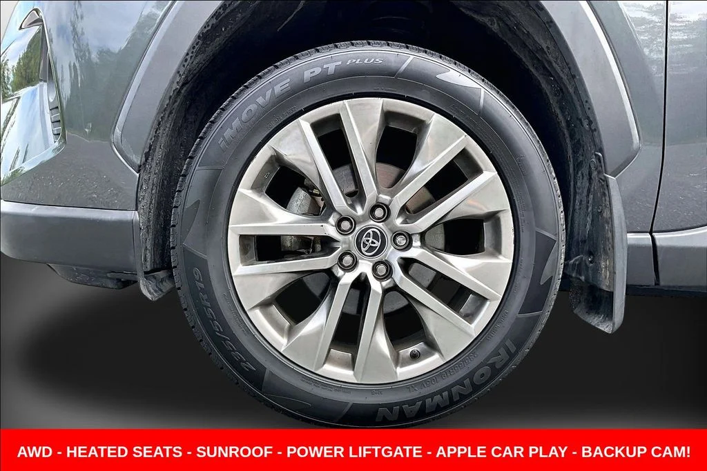 Used 2020 Gray Toyota XLE Premium image 33