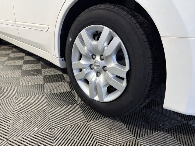 Used 2011 White Nissan 2.5 S image 27