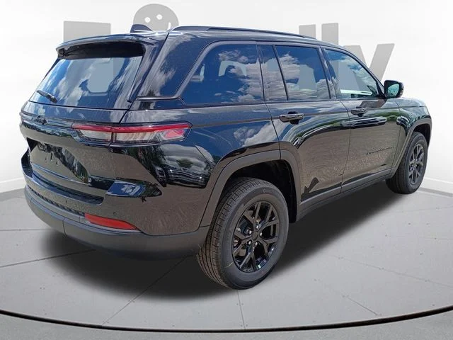 New 2026 Diamond Black Crystal Pearl-Coat Exterior Paint Jeep Laredo Altitude image 5