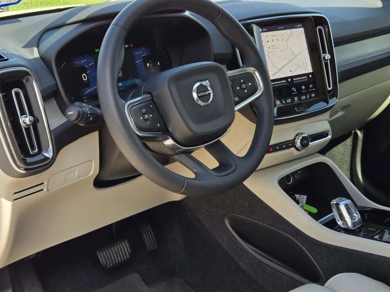 Used 2023 Crystal White Volvo Ultimate Bright Theme image 28