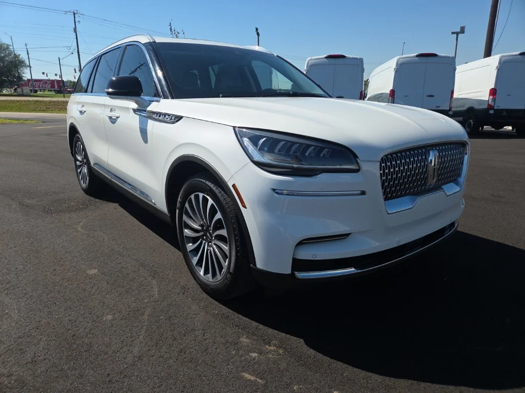 Used 2024 White Lincoln Premiere image 1