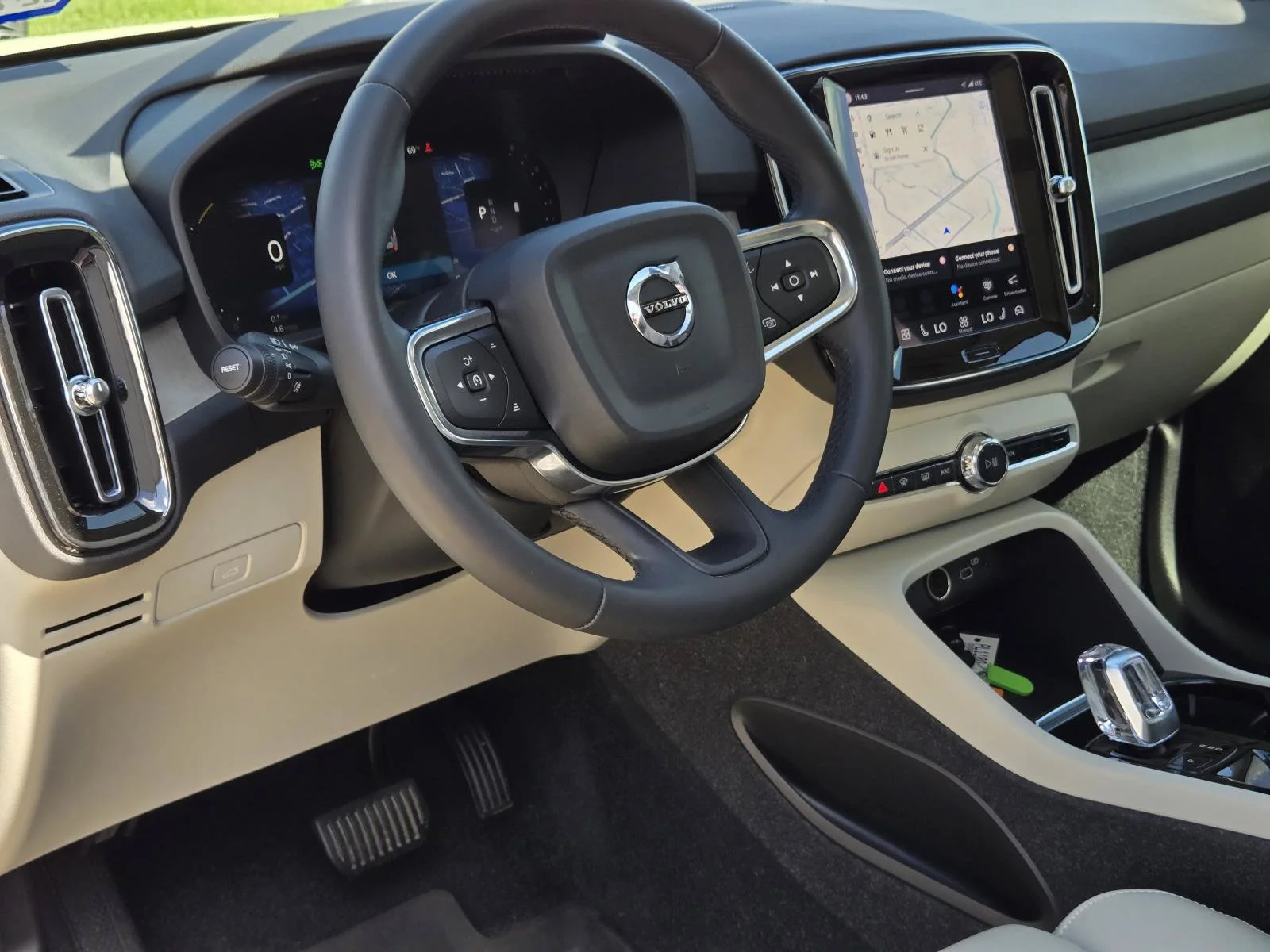 Used 2023 Crystal White Volvo Ultimate Bright Theme image 28