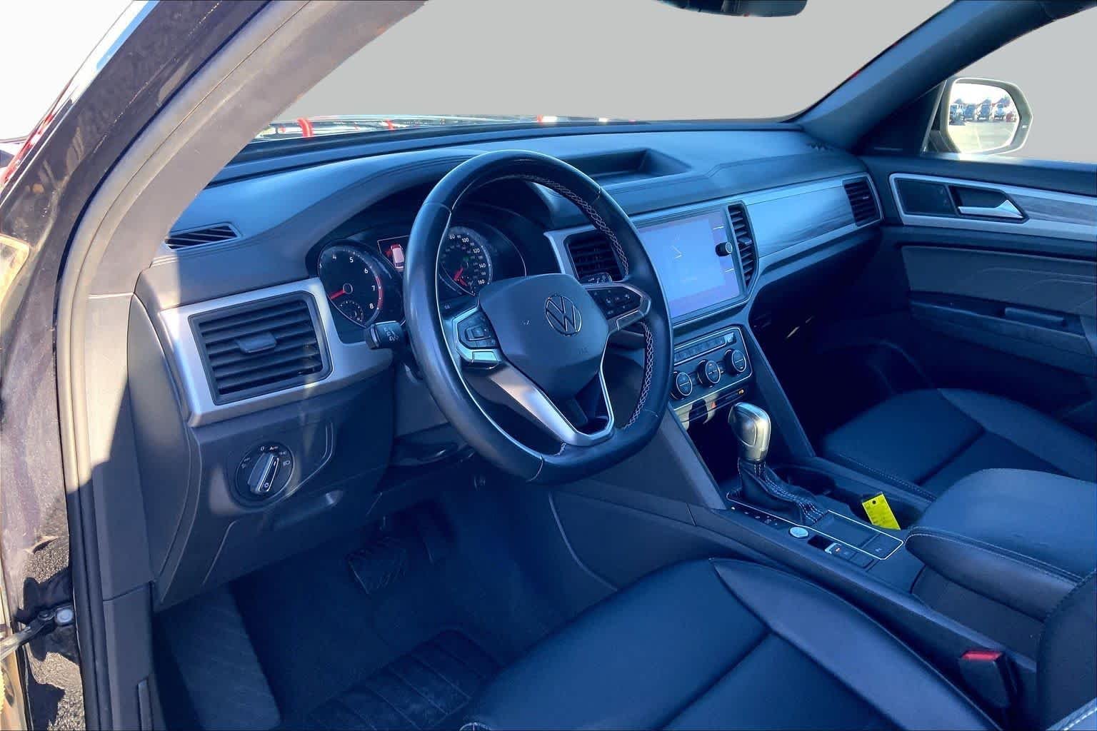 Used 2021 Deep Black Pearl Volkswagen 3.6L V6 SE w/Technology image 18