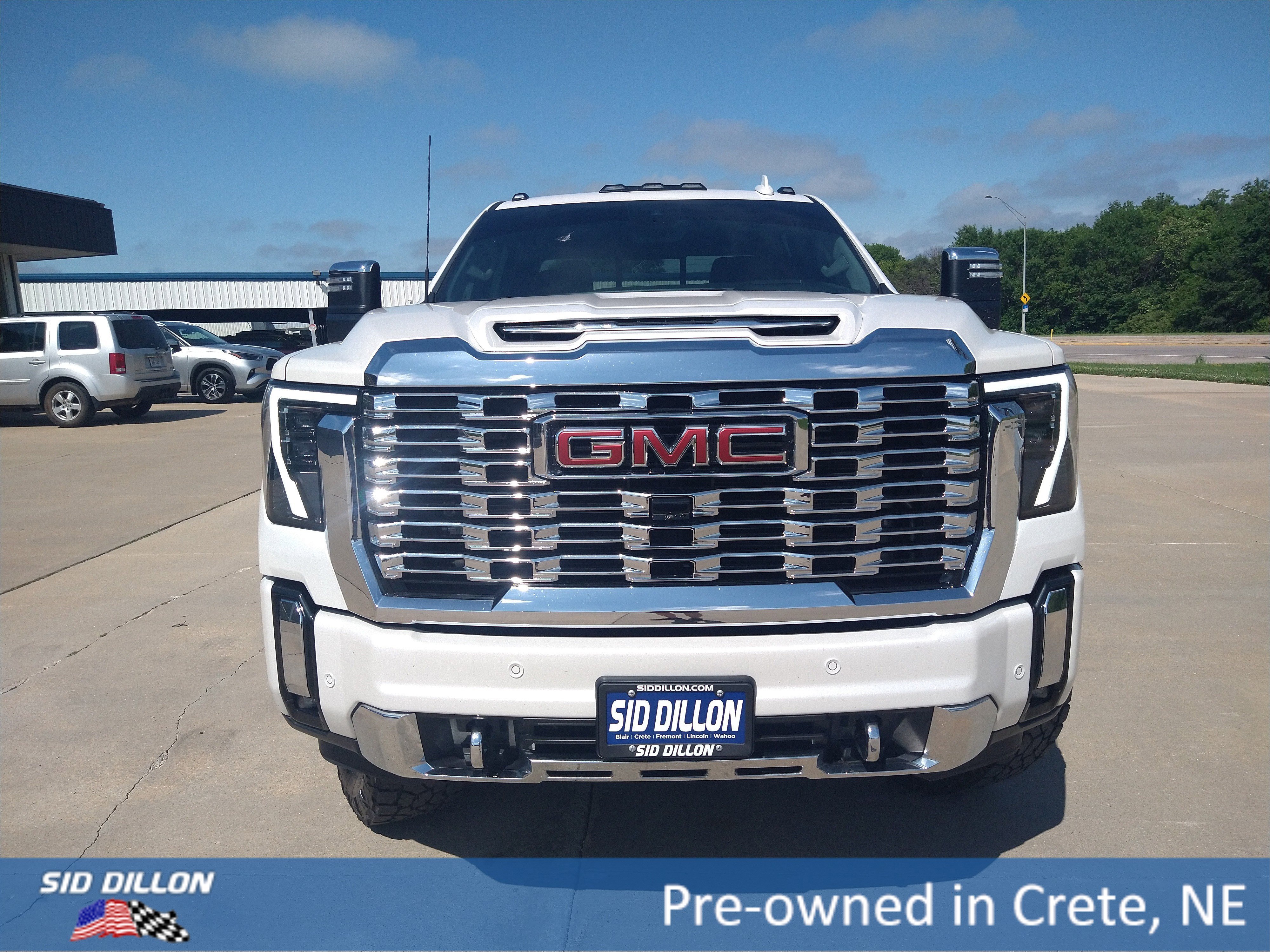 Used 2025 White Frost Tricoat GMC Denali image 14