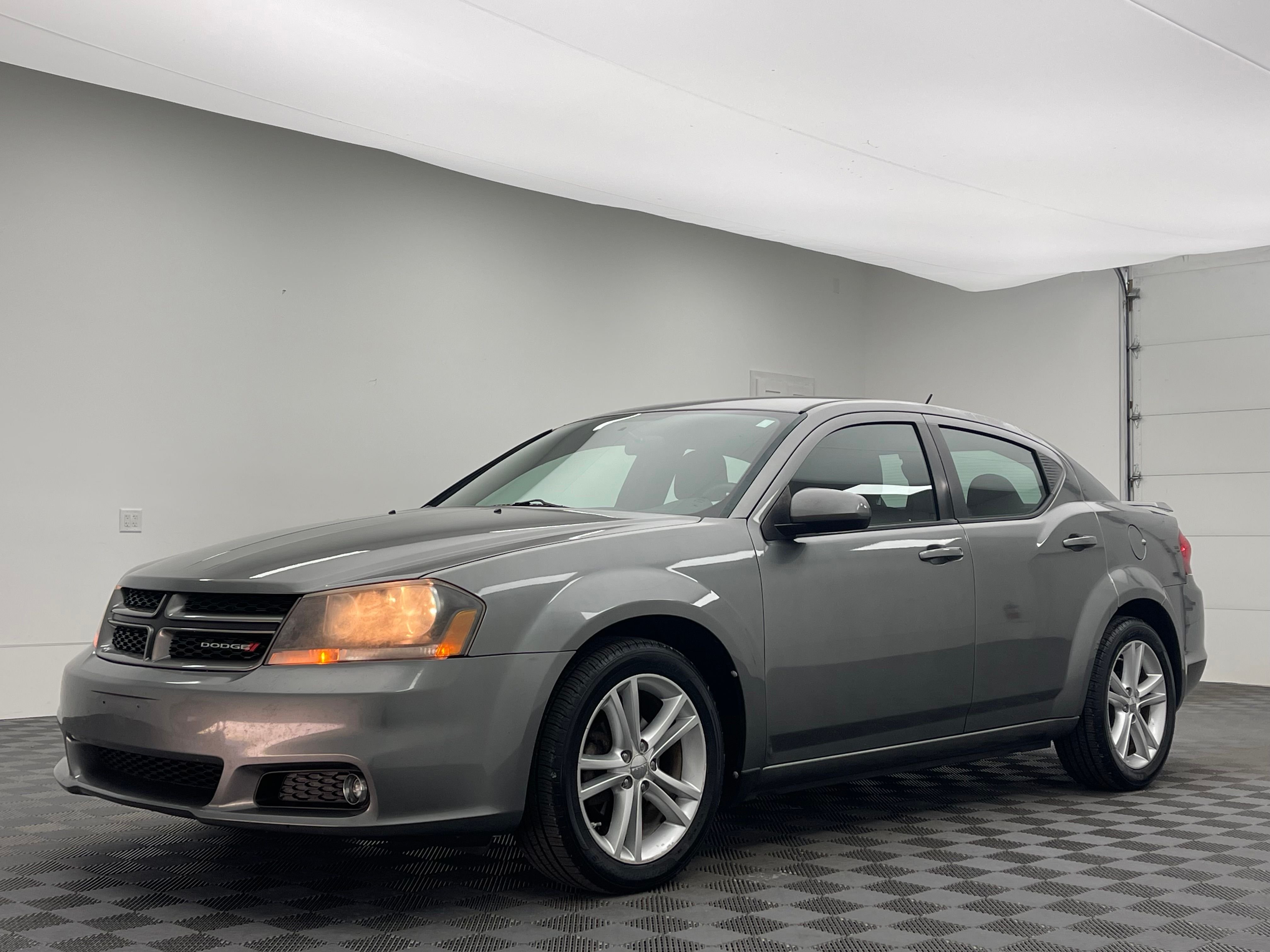 Used 2013 Mineral Gray Metallic Clearcoat Dodge SXT image 2
