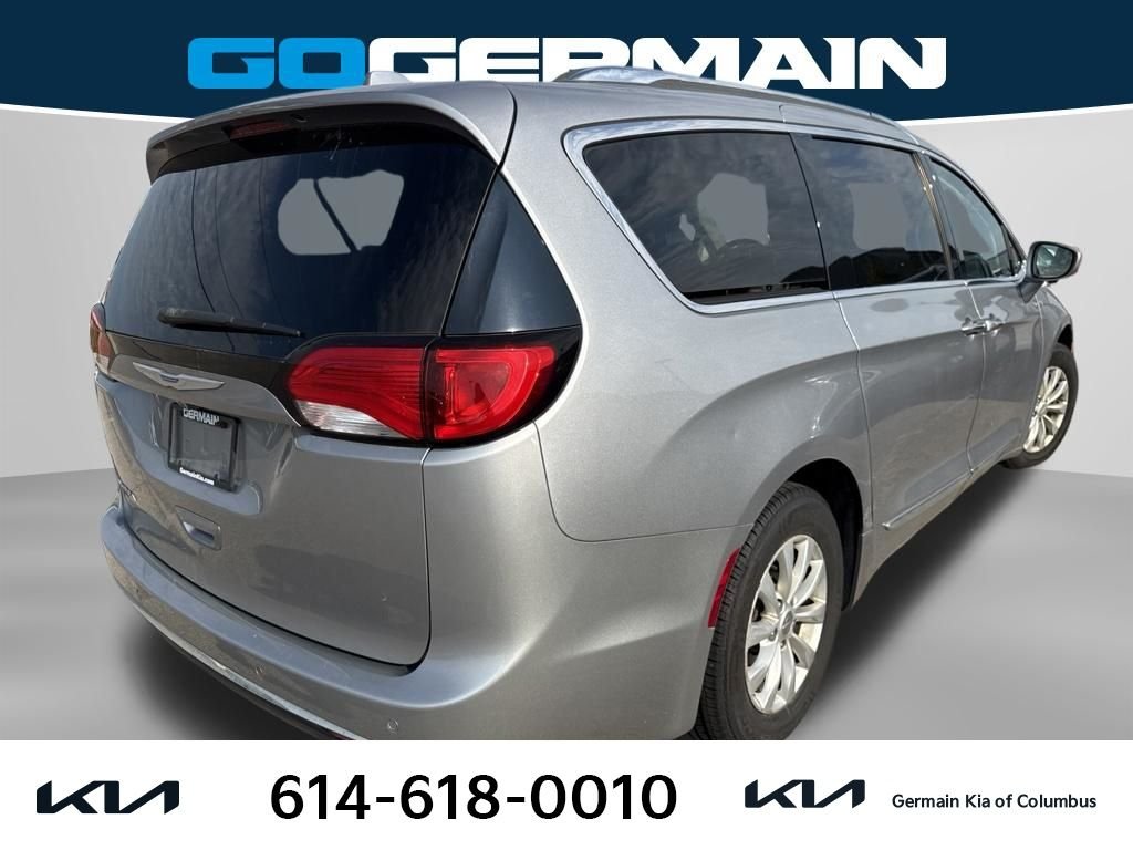Used 2018 Silver Chrysler Touring L image 4