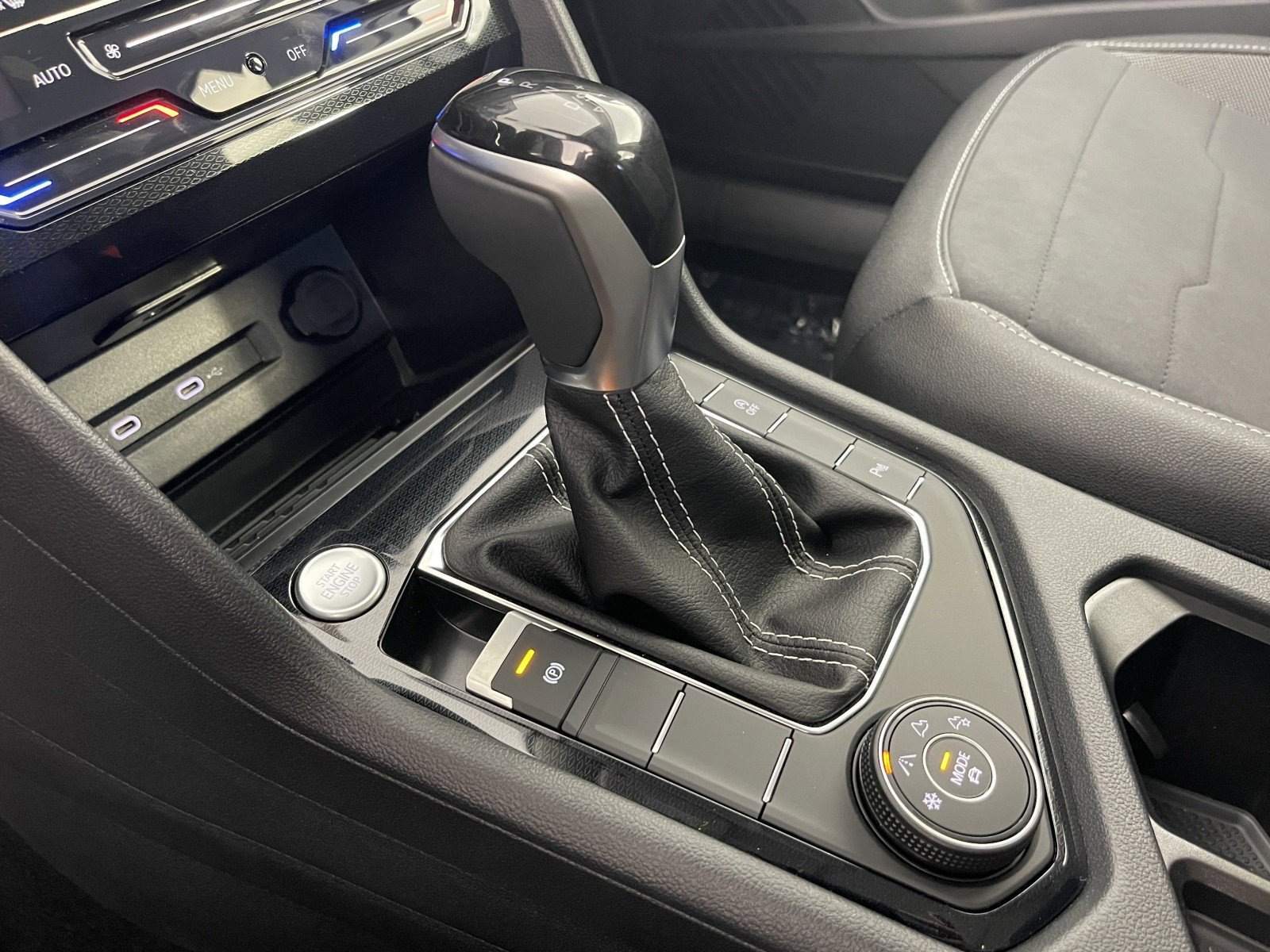 2025 Volkswagen Taos SE Black - Photo 32