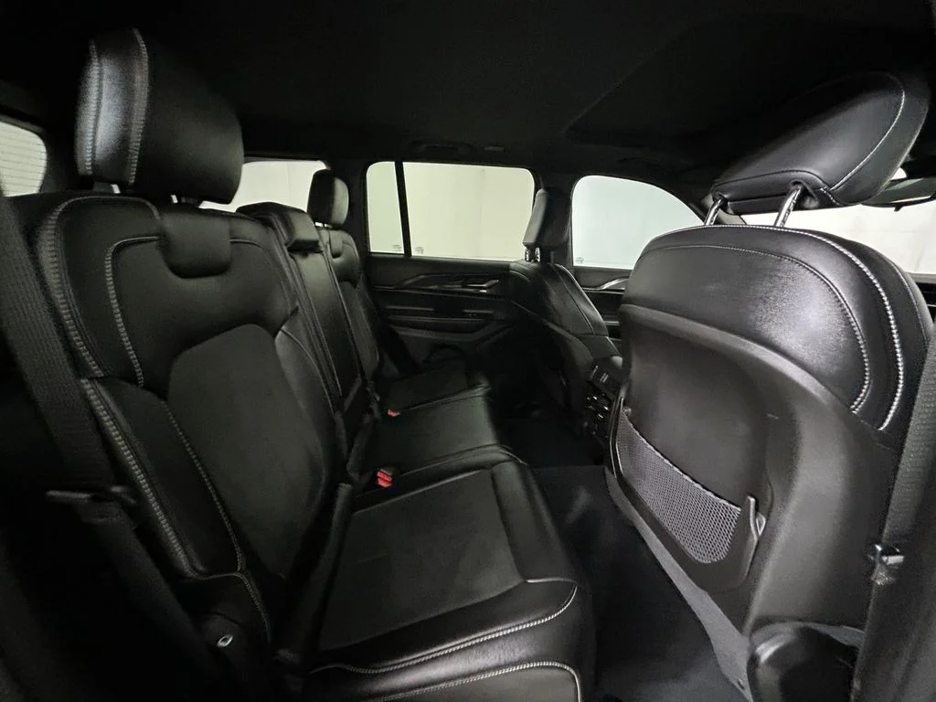 Used 2023 Black Jeep Altitude image 17