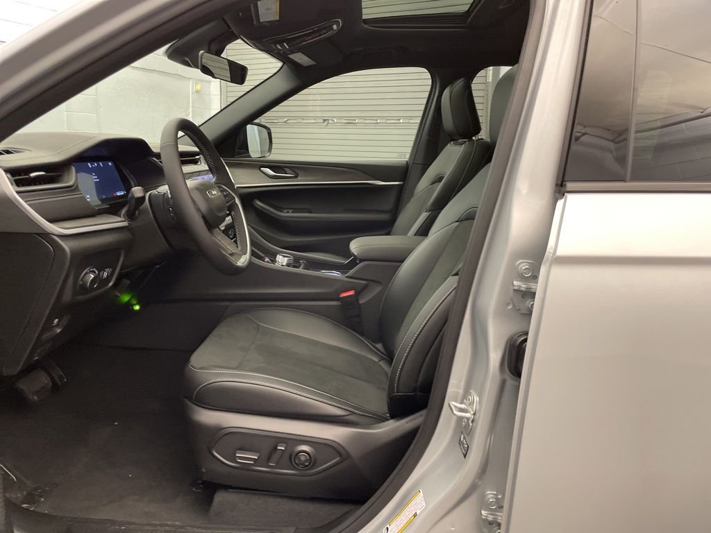 New 2026 Silver Zynith Exterior Paint Jeep Altitude image 16