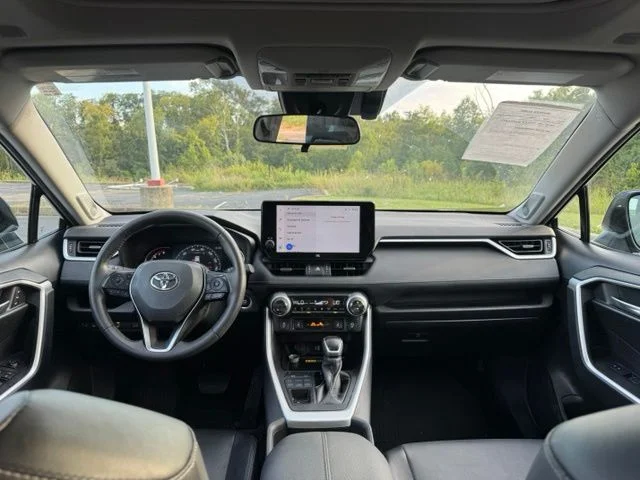 Used 2024  Toyota XLE Premium image 17