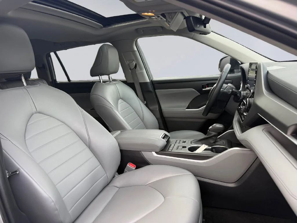 Used 2022 Silver Toyota XLE image 18