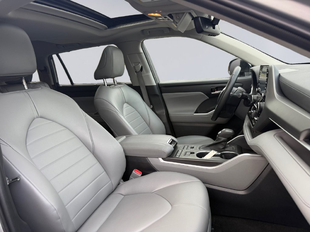Used 2022 Silver Toyota XLE image 18
