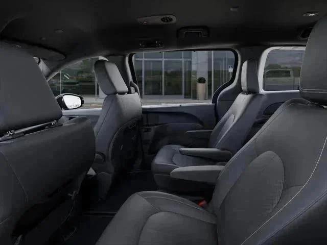 New 2026 Diamond Black Crystal Pearl-Coat Exterior Paint Chrysler Select image 23