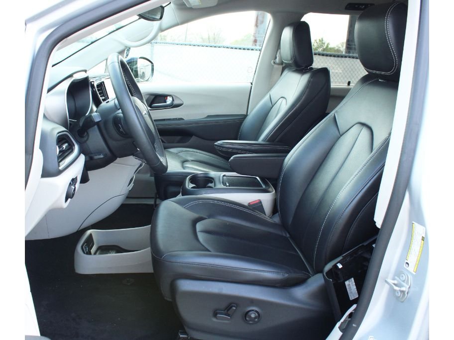 Used 2024 Silver Mist Clearcoat Chrysler Touring L image 4