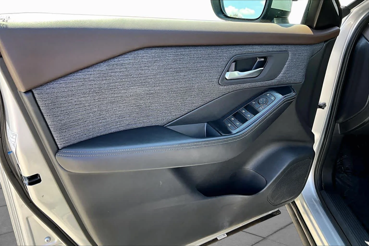 Used 2025 Super Black Nissan SV image 19
