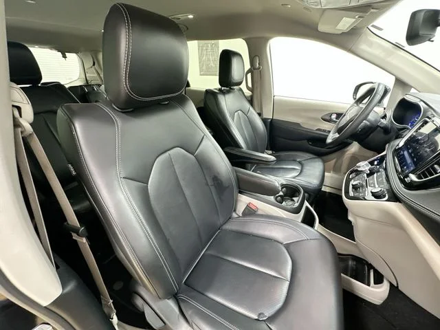 Used 2024 Black Chrysler Select image 27
