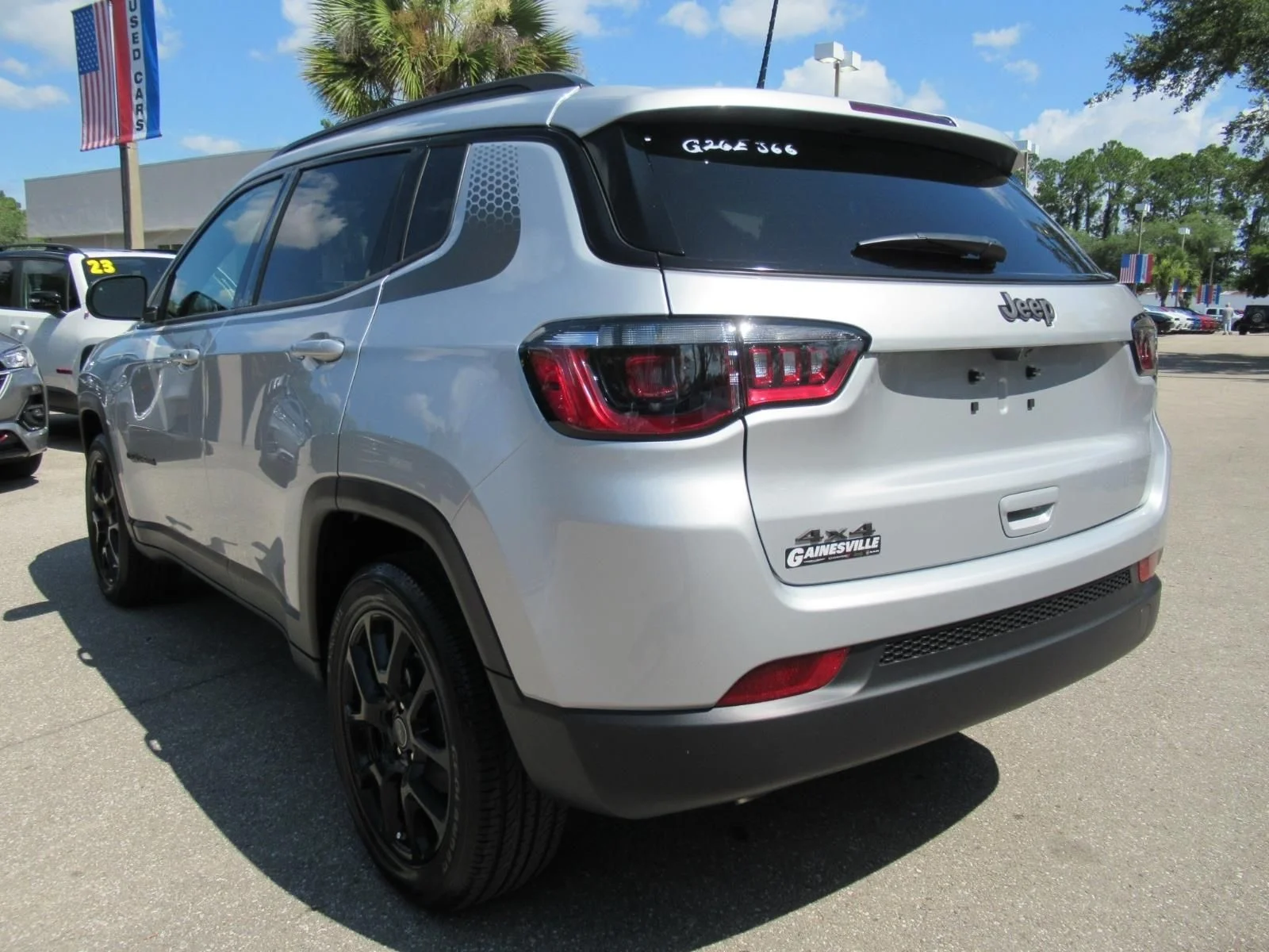 New 2026 Silver Zynith Metallic Clearcoat Jeep Latitude Altitude image 5
