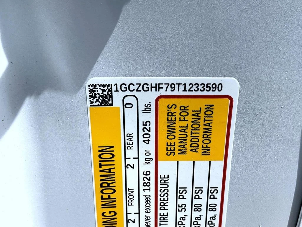 New 2026 Summit White Chevrolet 1WT image 24